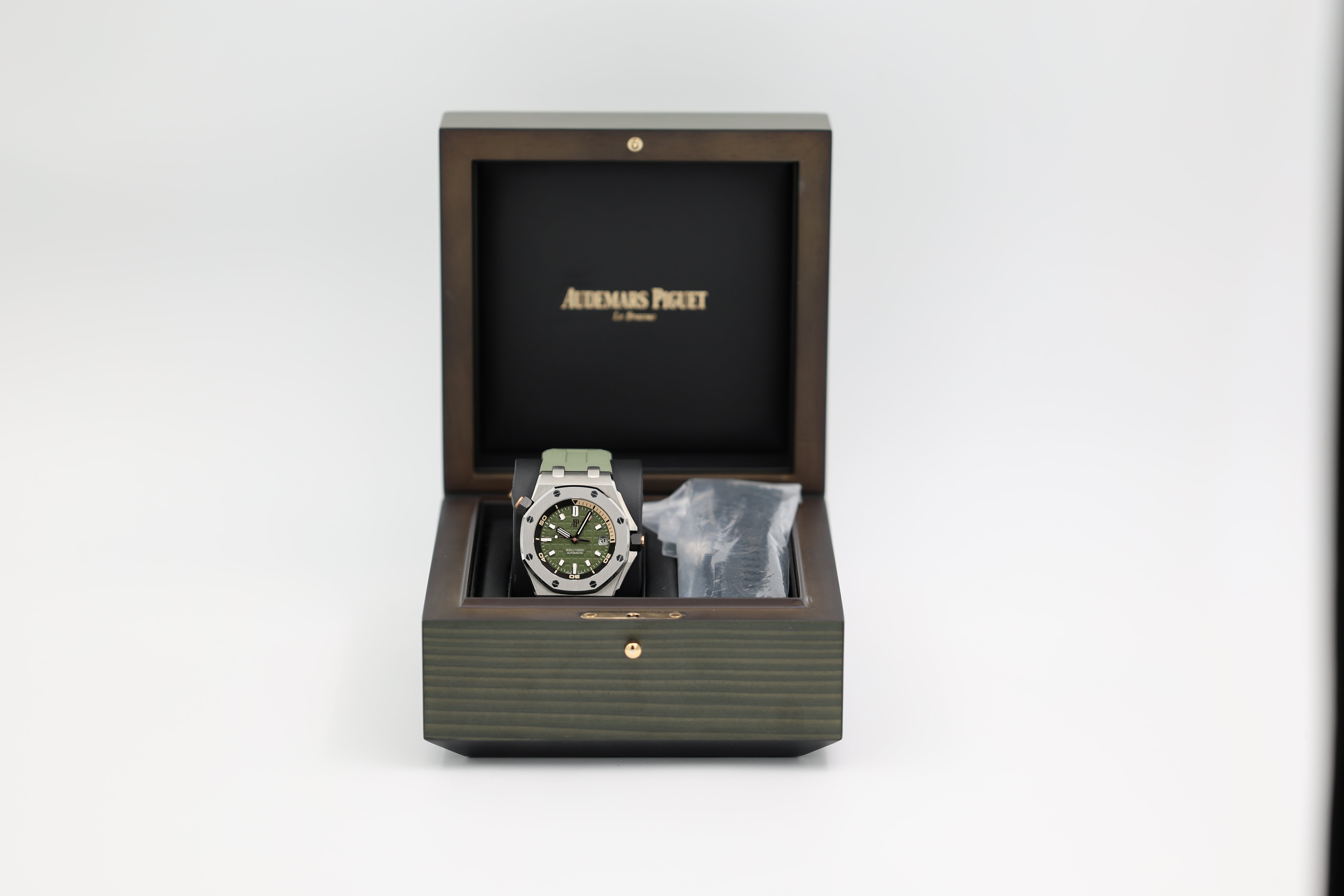 Audemars Piguet - Royal Oak Diver - Green Dial - 15720ST - 2023