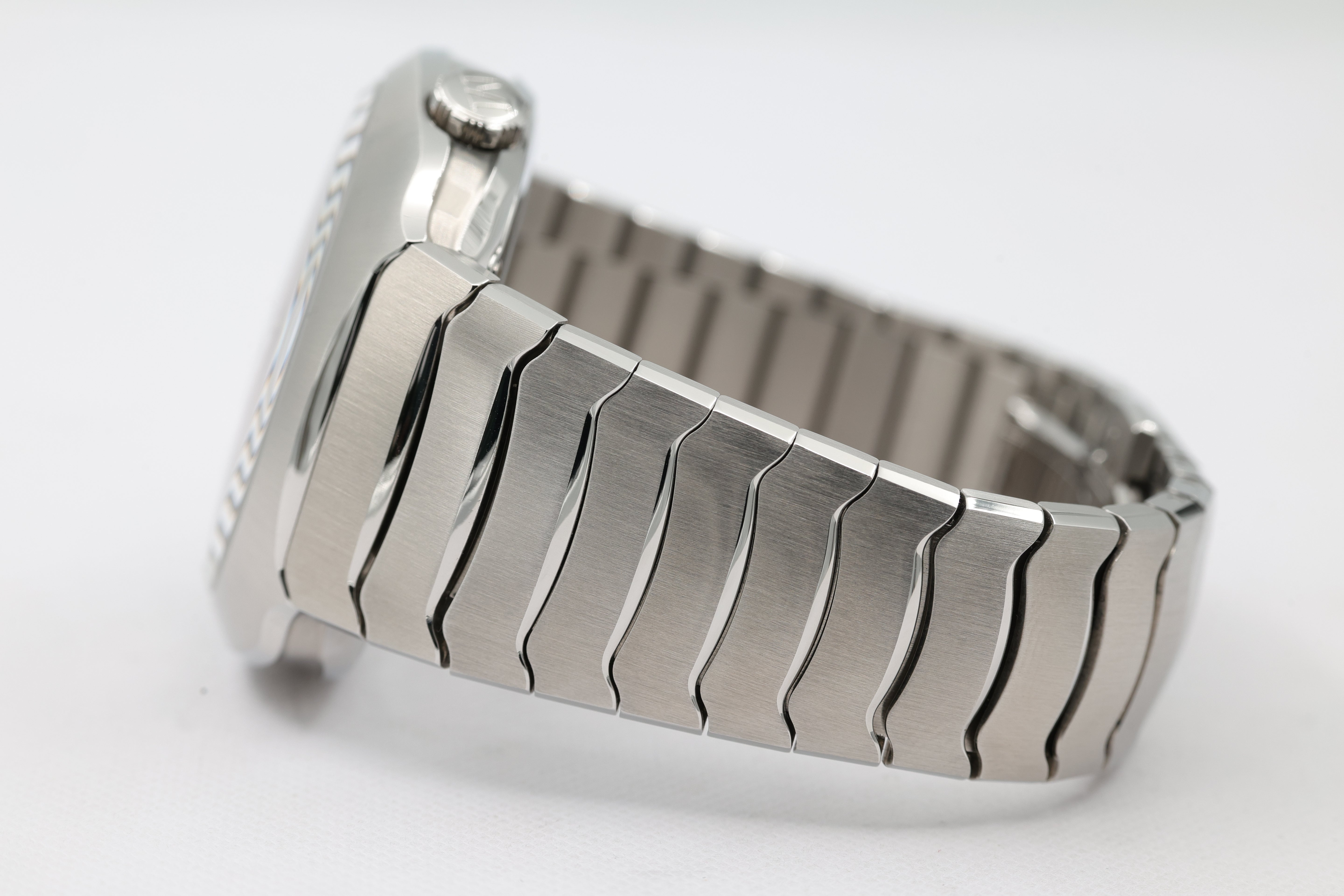 H. Moser & Cie. Streamliner Perpetual Calendar – Smoked Salmon Griffé – 6812-1200 – 2025