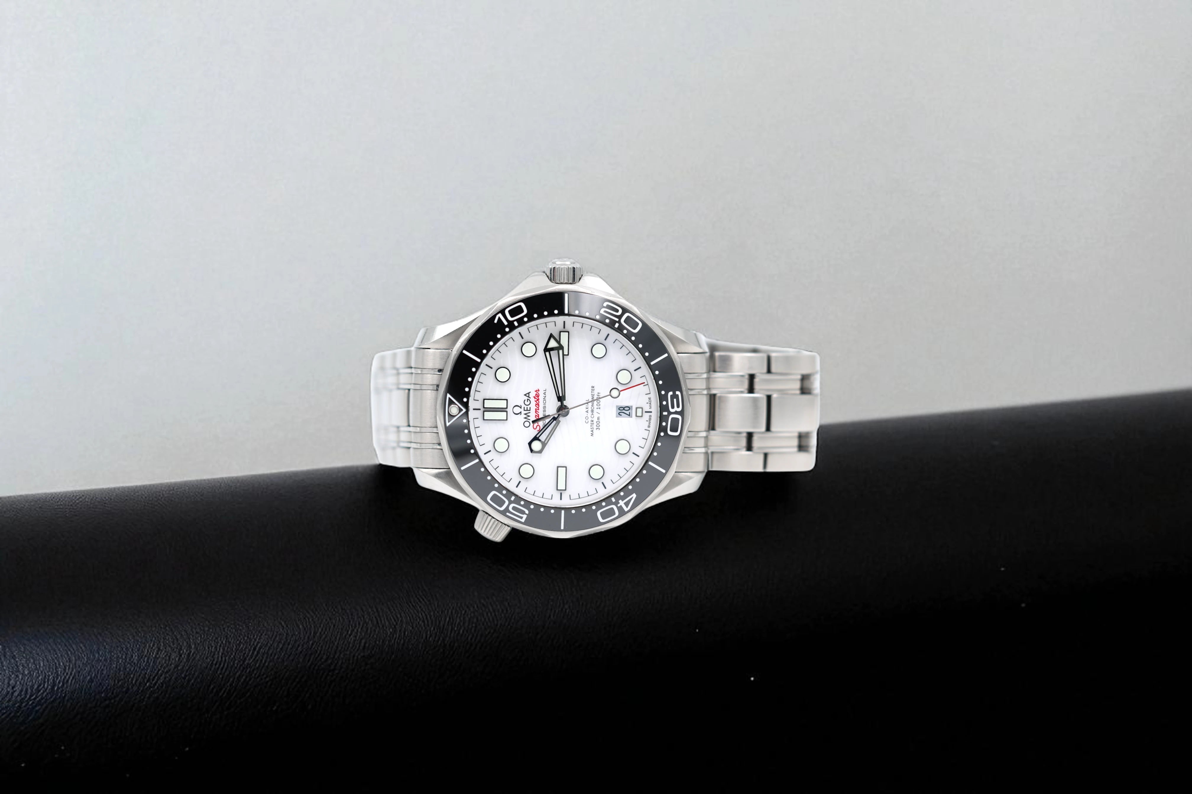 Omega - Seamaster Diver 300 - "Great White" - 210.30.42.20.04.001 - 2021