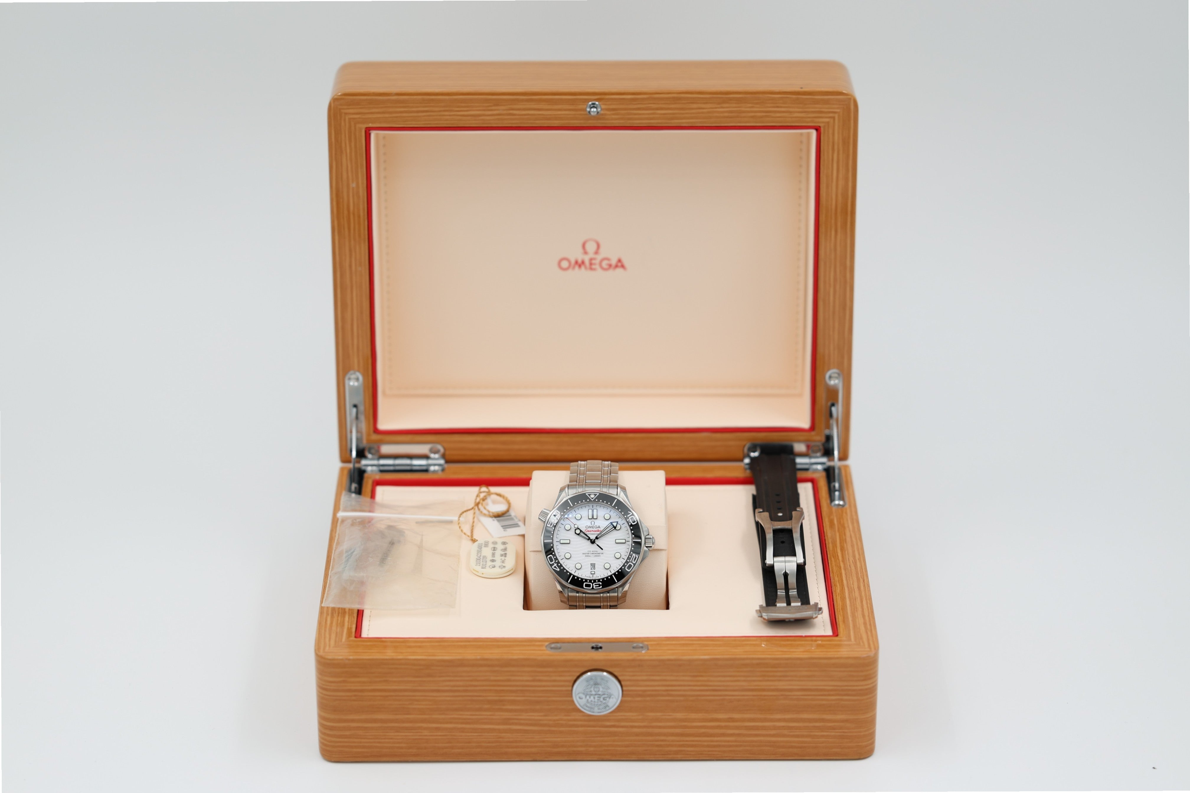 Omega - Seamaster Diver 300 - "Great White" - 210.30.42.20.04.001 - 2021